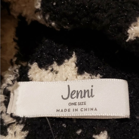 Jenni Women’s Pom Pom Beanie Hat Fuzzy Jacquard White Black Stars-NWT - Picture 4 of 4